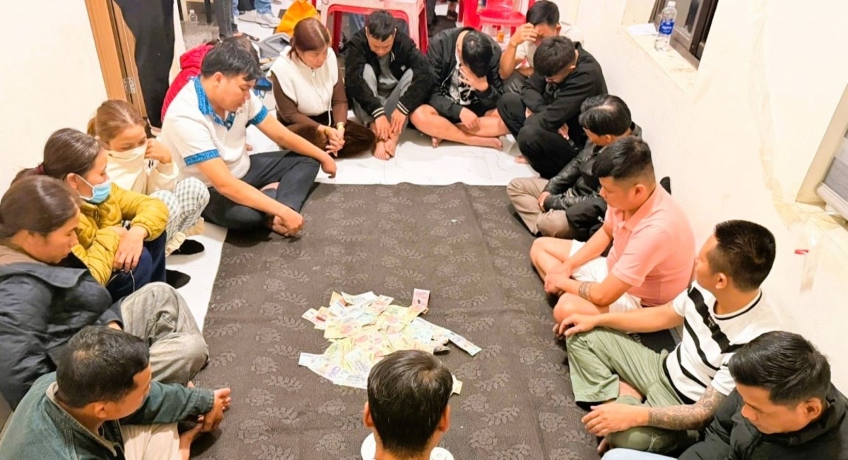 Đột kích sới bạc trong đêm ở Quảng Trị, bắt giữ 17 người